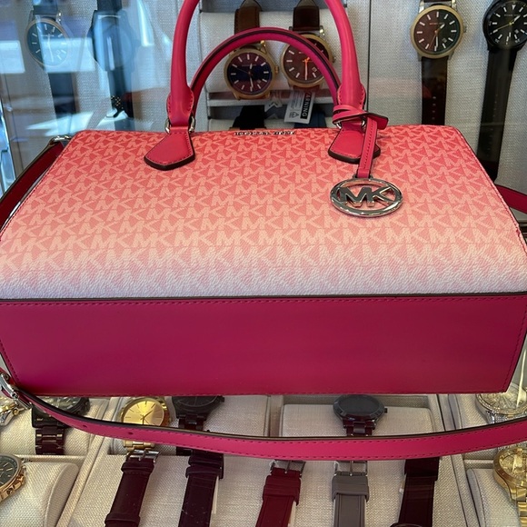 Michael Kors Sheila Medium Ombré Signature Logo Satchel
DRAGONFRUIT
NWT - Picture 8 of 16